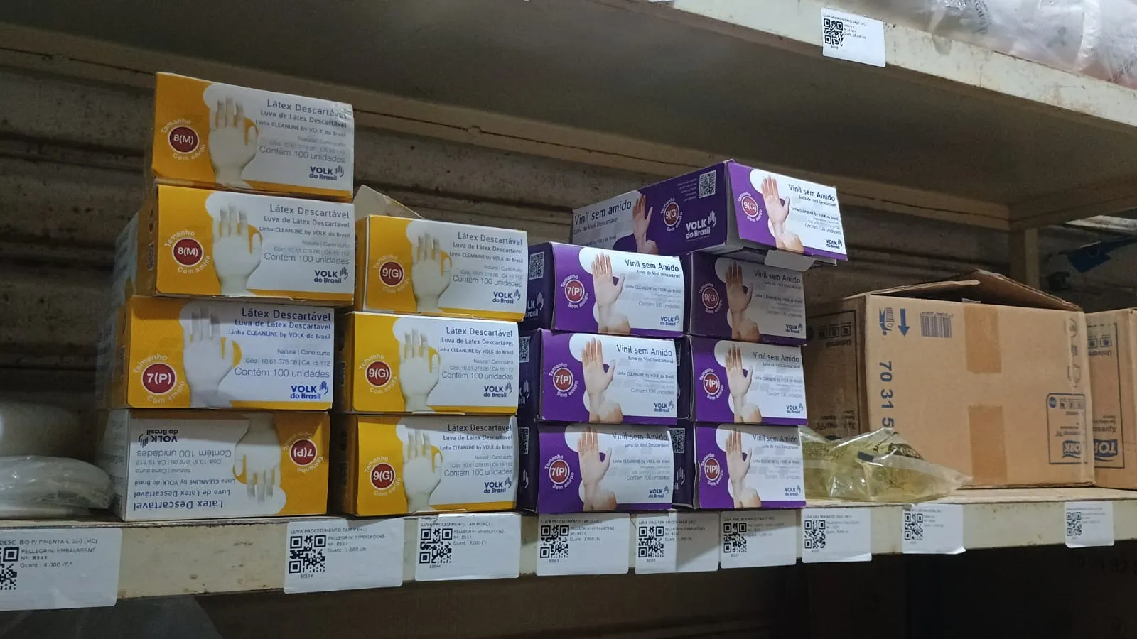 Caixas na prateleira com etiqueta QR em cada uma