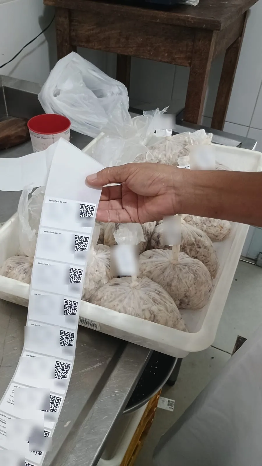 Tira de etiquetas recém-impressas para produtos produzidos na cozinha